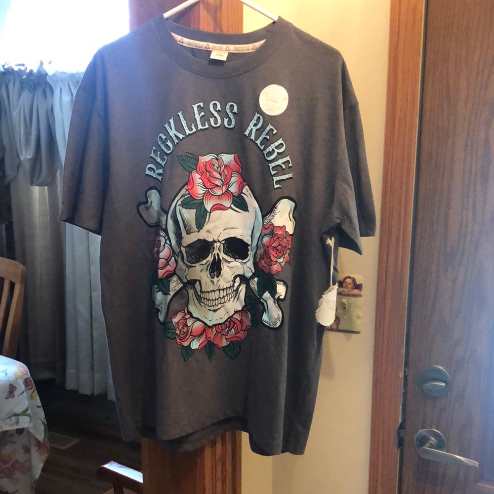 Gray Short Sleeve Tee with Skull Design